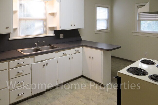 Foto del edificio - Comfortable 2 Bedroom Home With Shade Trees