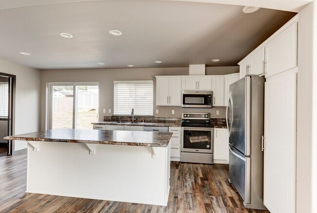 Building Photo - Stylish 3-Bedroom Home with Fenced Yard