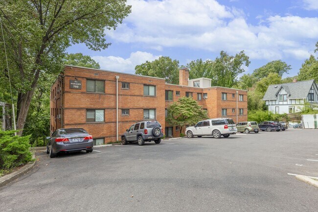 Foto del edificio - Parkside Living in Takoma Park – 1, 2 & 3 Bedroom Homes at 702 Chaney Dr