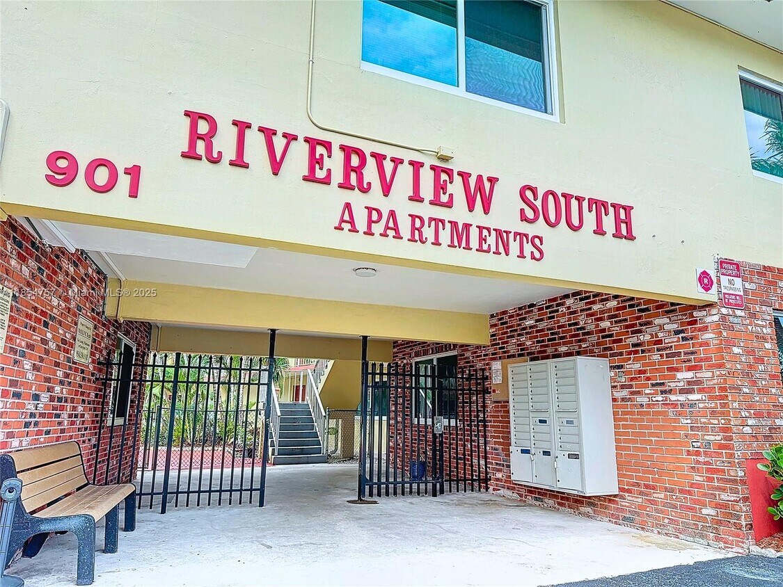 Foto principal - 901 NE 18th Ct