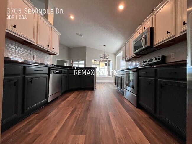 Foto del edificio - 3705 Seminole Dr