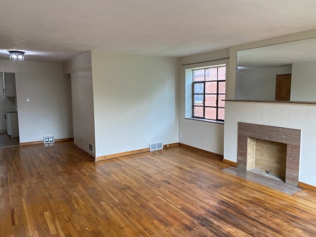 Building Photo - 1322 W 7th Ave