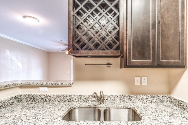 Building Photo - Beautiful Two Bedroom Apartment in Fort Walton Beach!