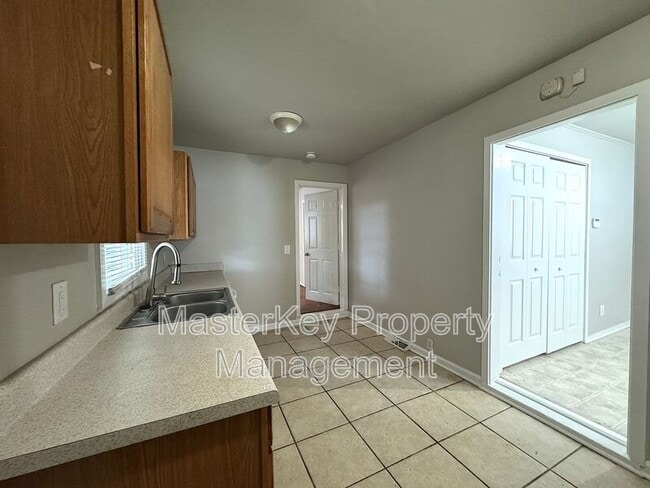 Building Photo - 1709 Oakwood Ave