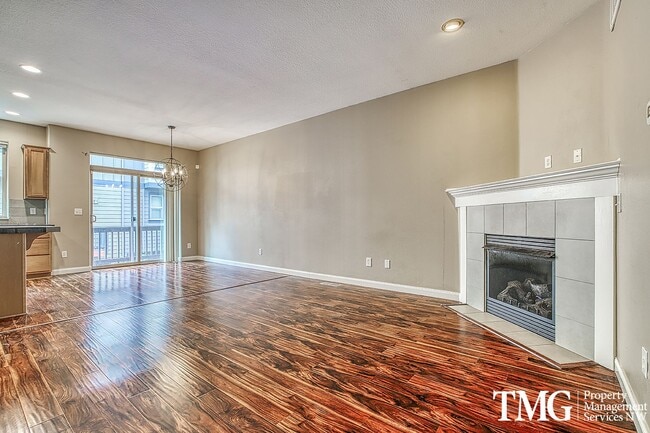 Building Photo - Wonderful 4 bed 2.5 Bath Townhome in Hills...