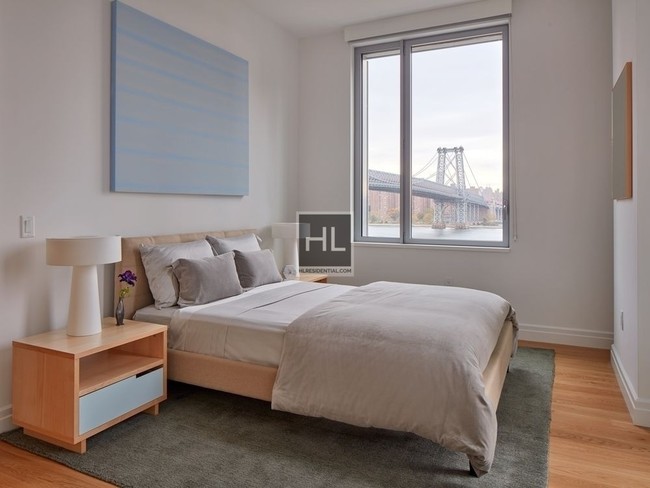 Building Photo - Stunning 1 BR W/Incredible East River Views