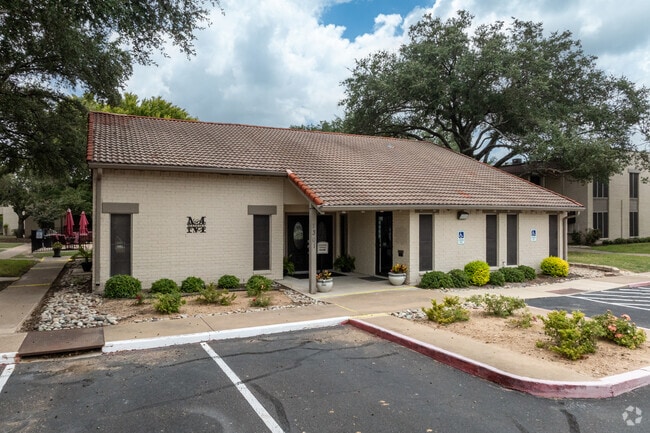 Friendly leasing center at Madeira Apartments in Waco – tour your new home today. - Madeira Apartments