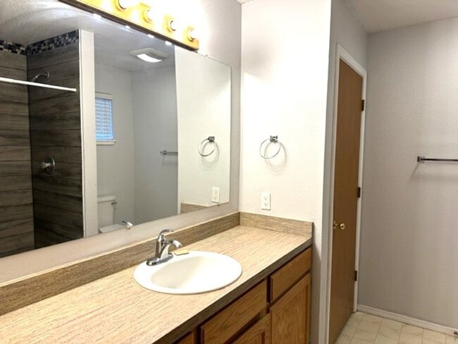 Building Photo - 3 bedroom 2 bath home in Spring Creek with...