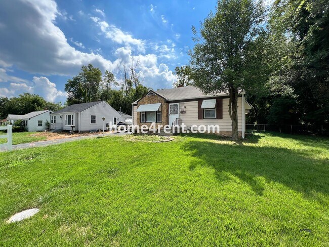 Foto del edificio - Cozy Ranch Style Home in KCMO w/ Wood Floors and a Fenced in Yard!