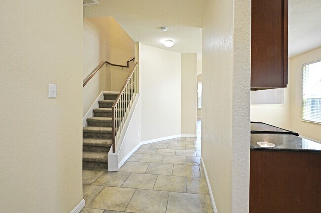 Building Photo - 2231 Hawk Dr