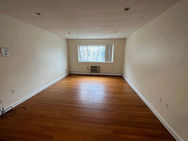 Building Photo - 34 Gardner St