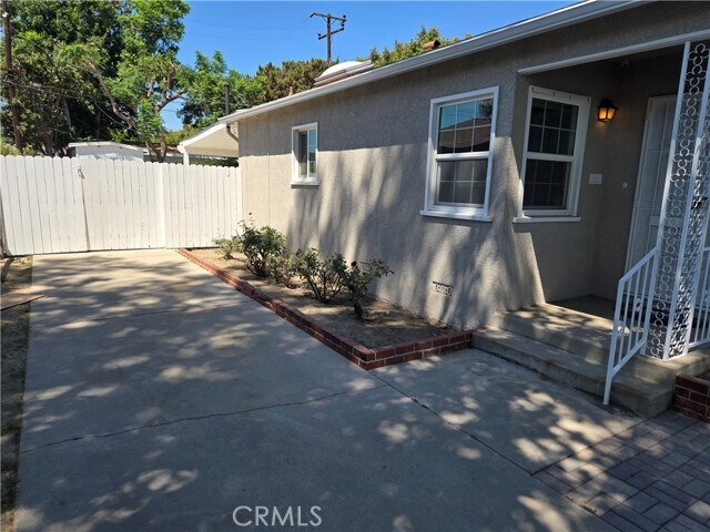 Building Photo - 14001 Dunrobin Ave