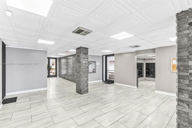 Foto del edificio - 15600 NW 7th Ave