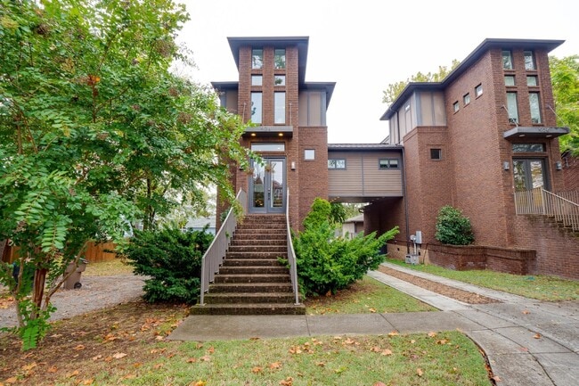 Foto del edificio - Luxury Brownstone in the heart of 12 South