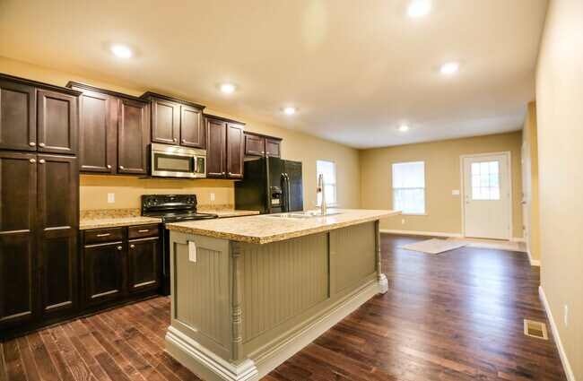 Foto del edificio - *--Walking Distance to MSU 4 bed 2.5 bath home and office with huge yard in the Phelps Grove Neig...