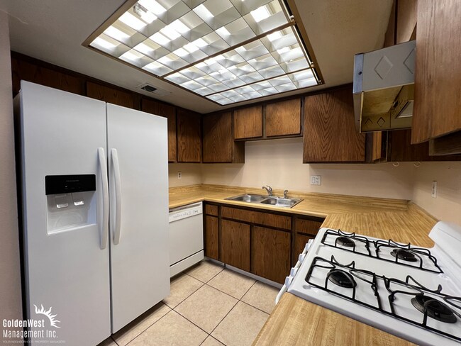 Foto del edificio - Charming and Spacious 3Bdm 1.5Ba Townhouse...