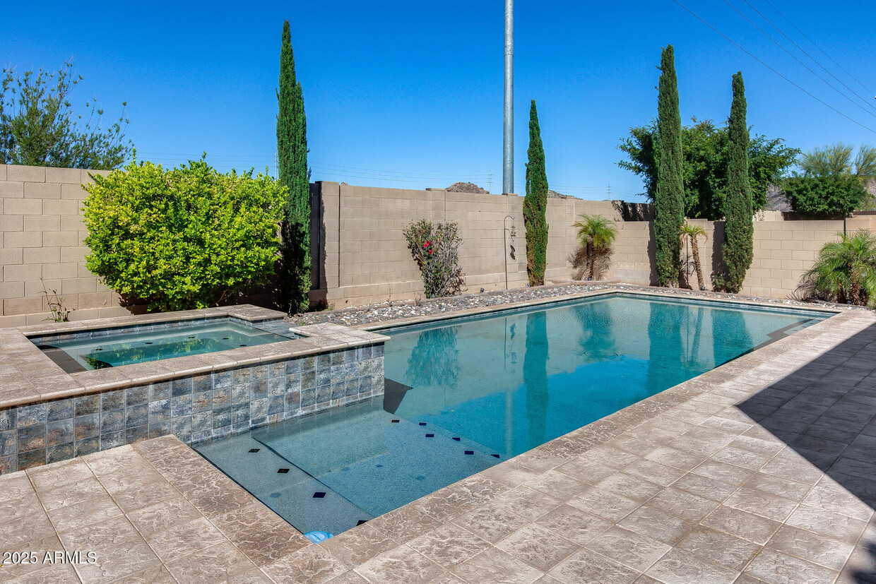 Foto principal - 5826 W Plum Rd