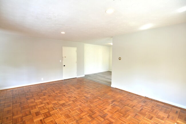 Foto del edificio - 4028 Ledgewood Dr