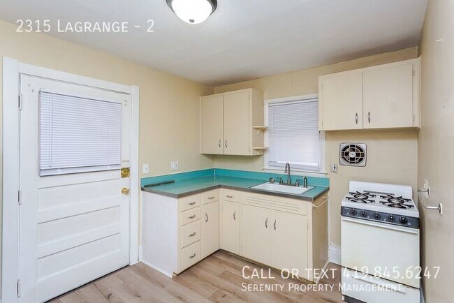 Building Photo - Spacious Duplex For Rent