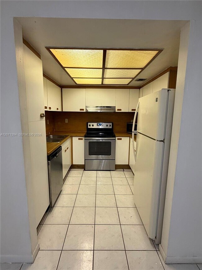 Building Photo - 9015 SW 125th Ave