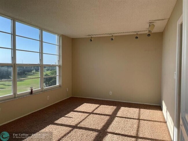 Foto del edificio - 605 Oaks Dr