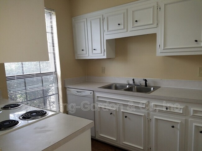 Foto del edificio - 828 General George Patton Rd