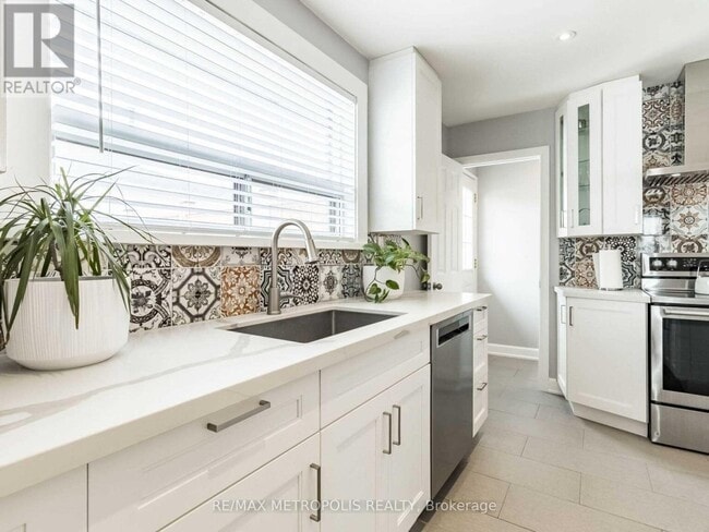 Building Photo - 60 Reigate Ave