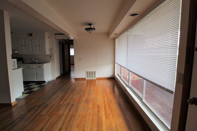Building Photo - 2 br, 1 bath House - 7302 Mountainview Manor