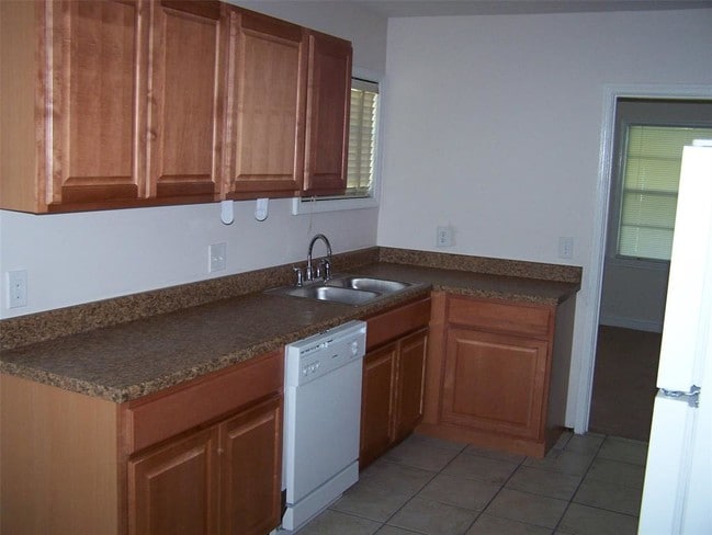 Building Photo - 6414 Pinehurst Dr