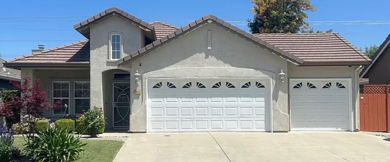 Primary Photo - Super cute home with 3 car garage in a des...