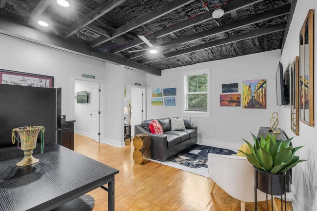 Building Photo - 156 Camellia St