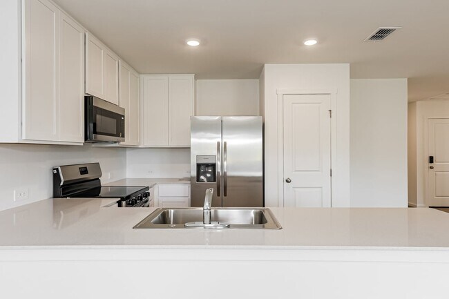 Building Photo - 543 Artemis St