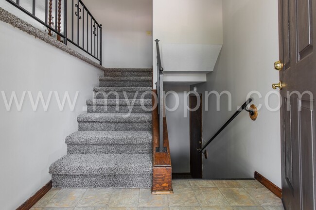 Building Photo - Beautiful 3 Bedroom / 2.5 Bath | 120th and...