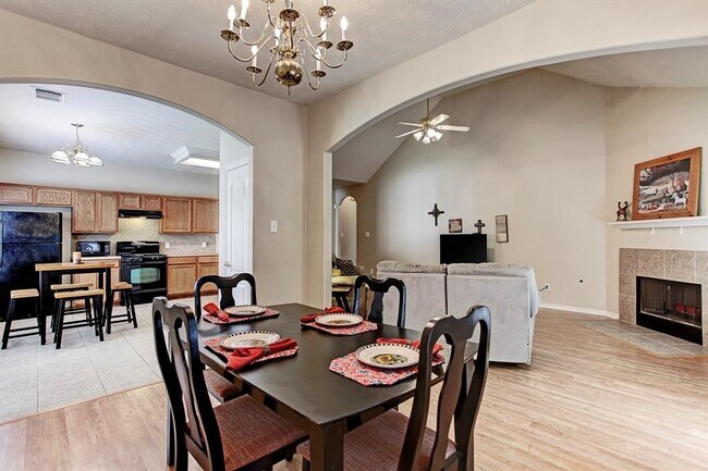 Foto del edificio - 9211 Hidden Lake E Dr