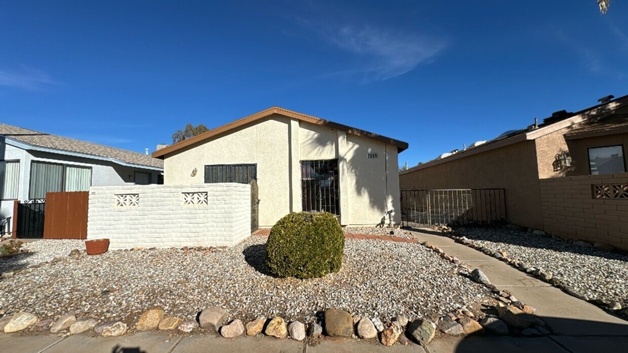Primary Photo - Very Nice 2 bedroom house with a Community...