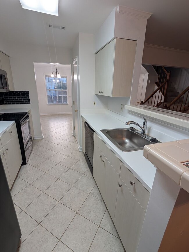 Building Photo - Available August 1, 2026 – Beautiful Townhome in Potomac Hills!