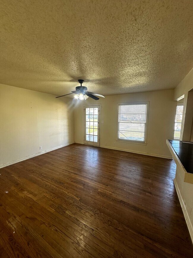 Building Photo - 3 bedroom 1 bathroom with 1 car garage in ...