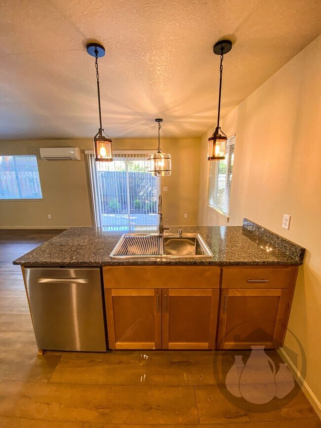Building Photo - Willamina Duplex