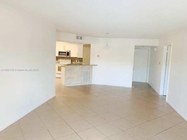 Foto del edificio - 8851 Wiles Rd