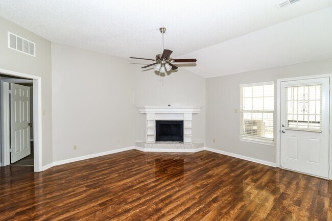 Foto del edificio - 4515 Kings Grant Dr