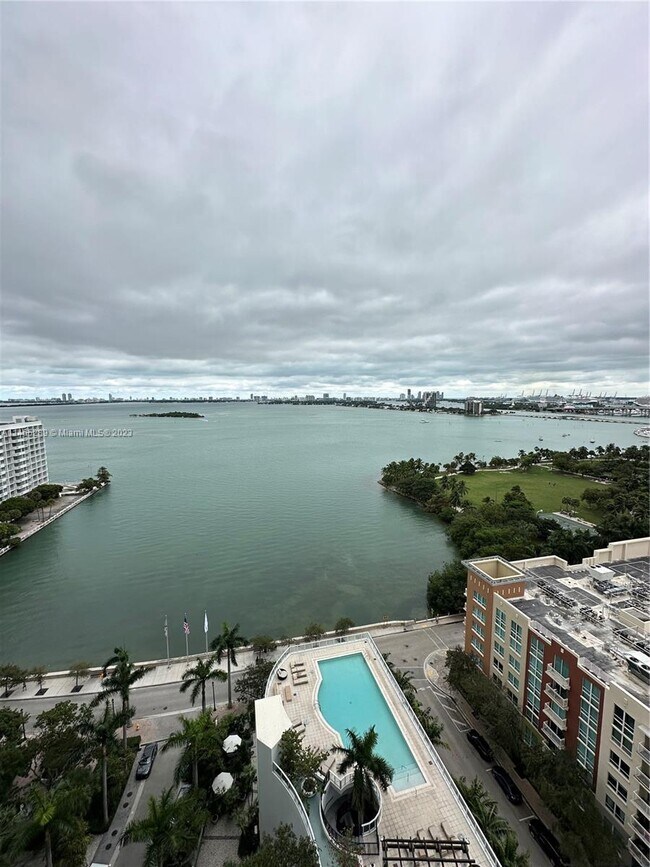Building Photo - 2020 N Bayshore Dr