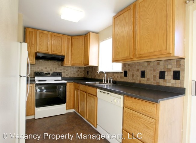 Building Photo - 12033 Des Moines Memorial Dr
