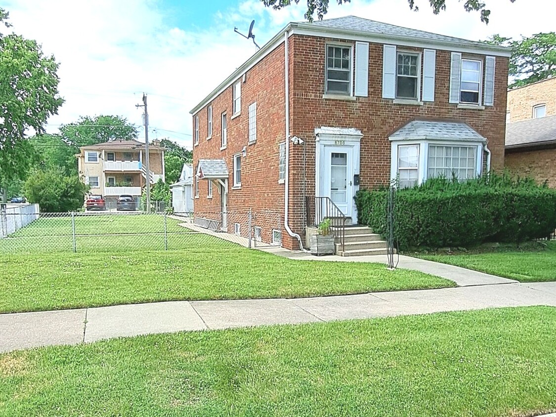 Primary Photo - 8700 Trumbull Ave
