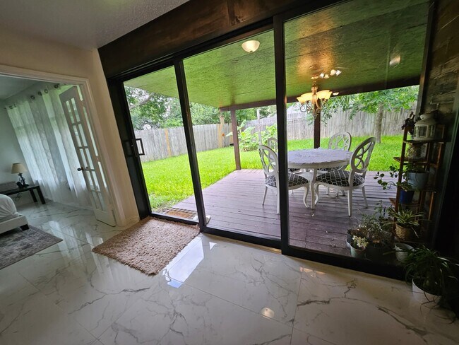 Building Photo - 2430 Glenholly Park Dr