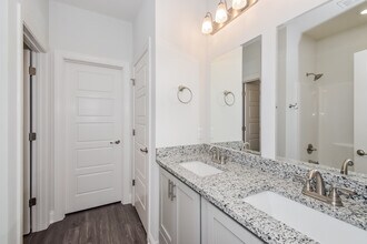 1074 Walker Point Way - SQFT 1153 - 008-photo-main-bathroom-12802052 - Walker Point