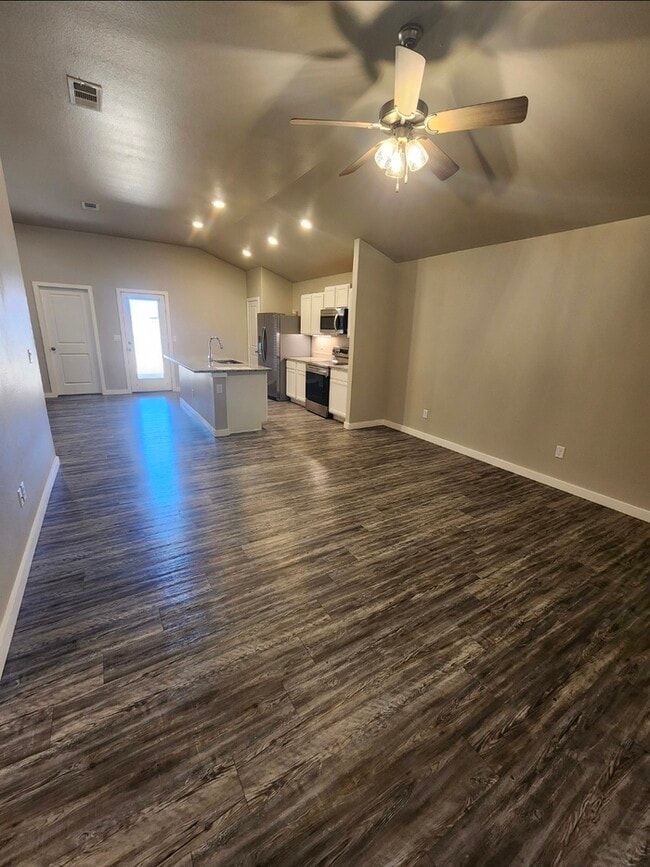 Building Photo - 3 bed 2 bath home in Lone Star Trails! 2 car garage