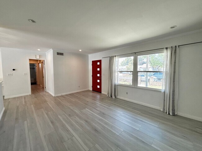 Building Photo - Beautiful 3 Bedroom Home Located in West Hills