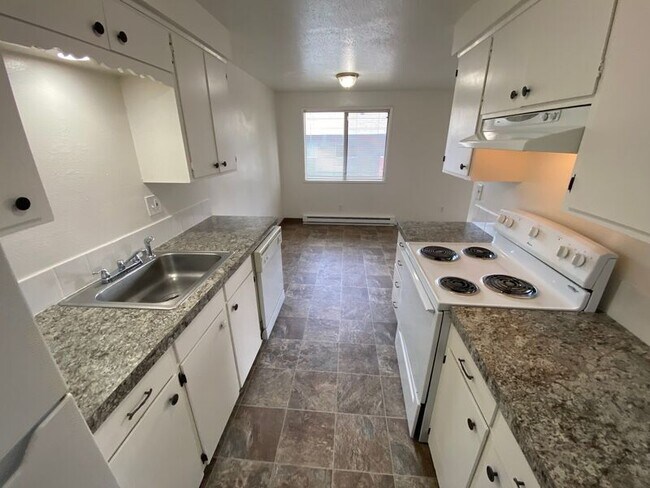 Foto del edificio - 3806 Iberis St NE