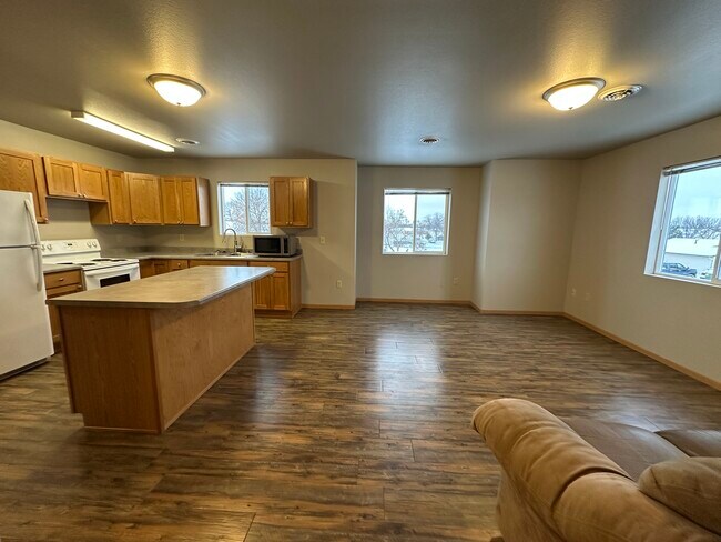 cocina y sala de estar - 1409 E Sioux Ave