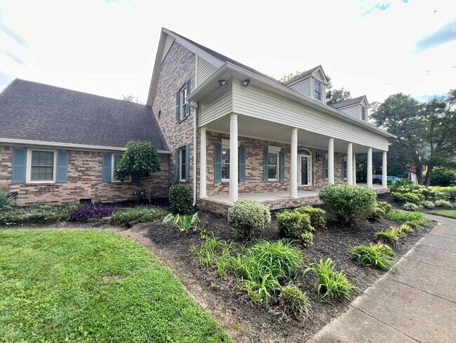 Foto del edificio - 1302 Honeywood Pl